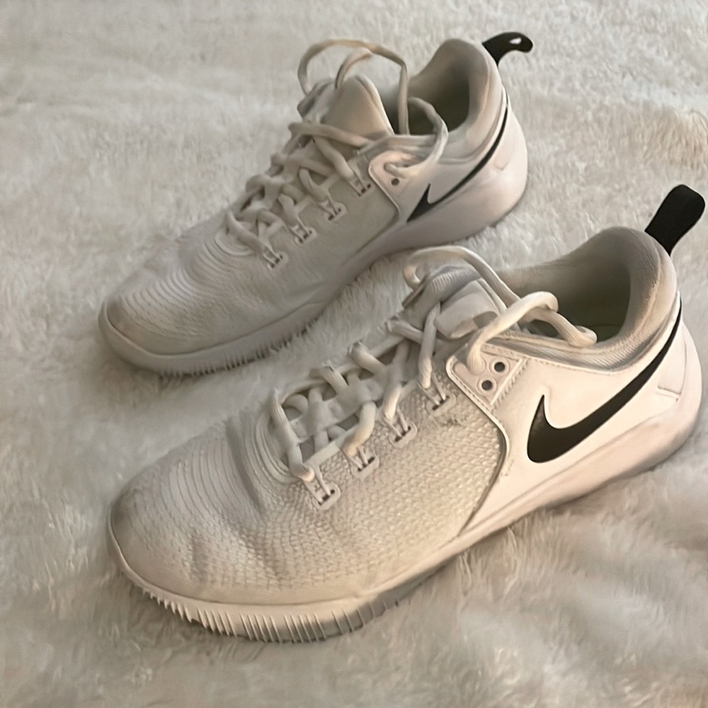 Nike Zoom Hyperace2 SizeWO 8T. White volleyball shoe. Worn for one season.